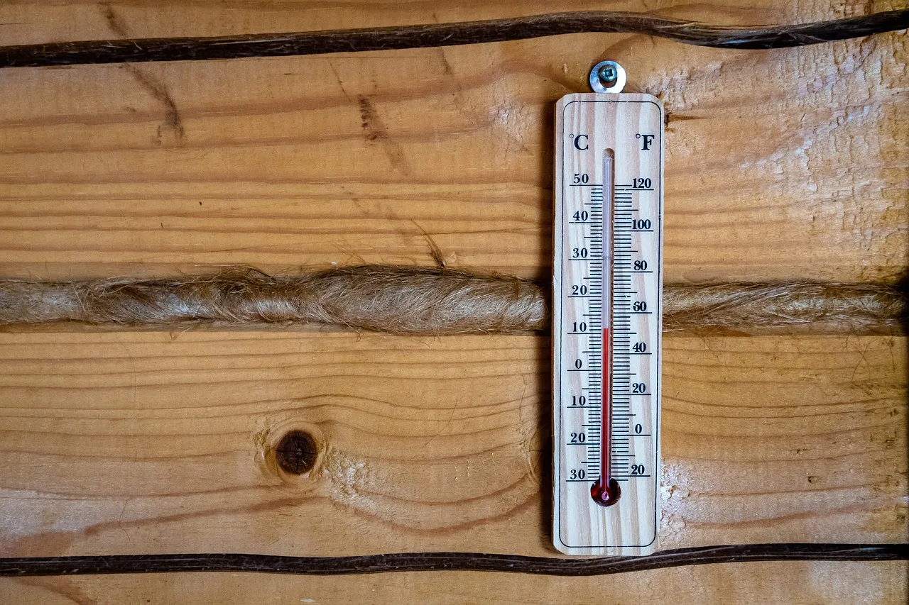 Immagine di un tecnico che applica materiale isolante su una parete per prevenire umidità e muffa.