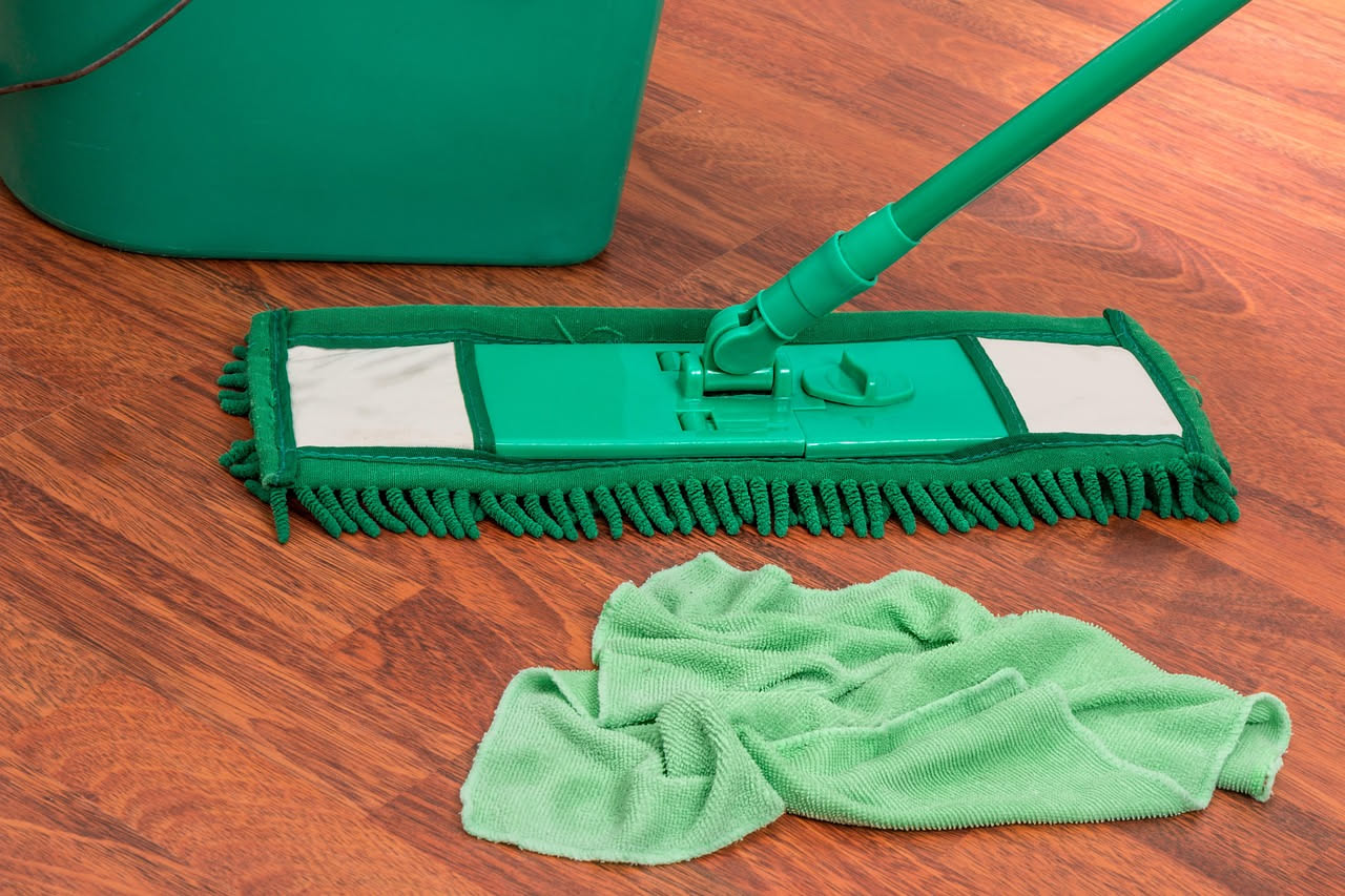 Guida all'uso sicuro dell'ammoniaca per disinfettare pavimenti: consigli e precauzioni essenziali.